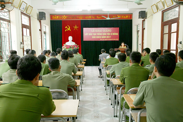 Công an tỉnh Lào Cai khai giảng lớp học tiếng Mông